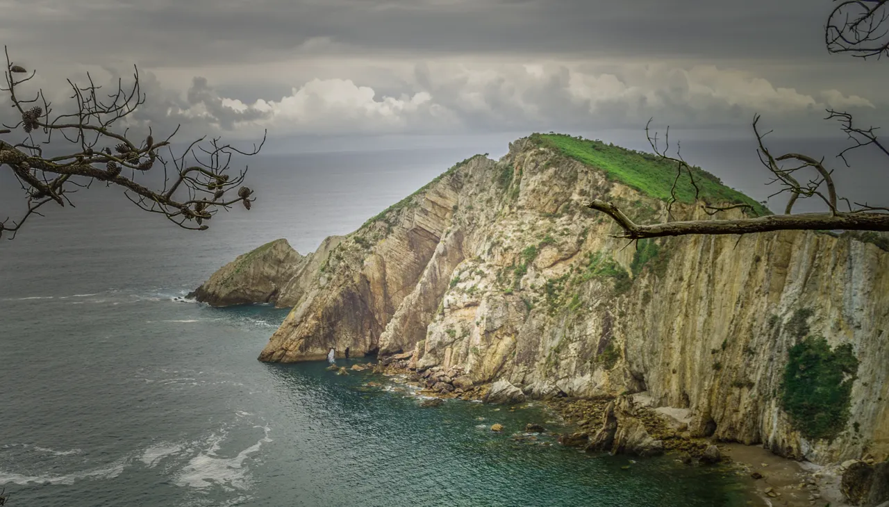 Cabo y acantilados sobre la Playa del Silencio vistos desde la senda