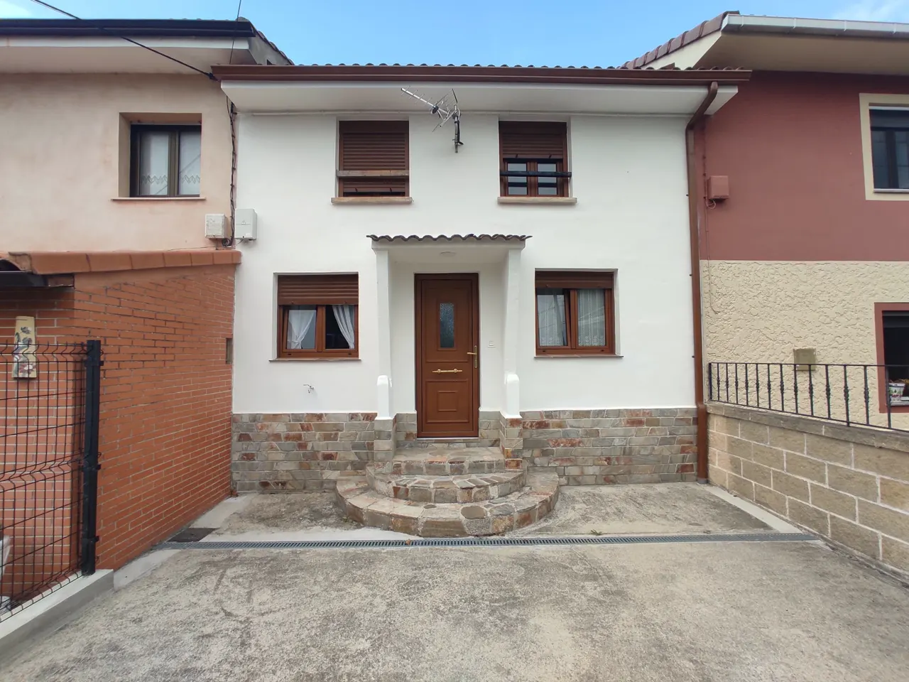 Front of Villa Playa del Silencio holiday cottage in Castañeras, Cudillero