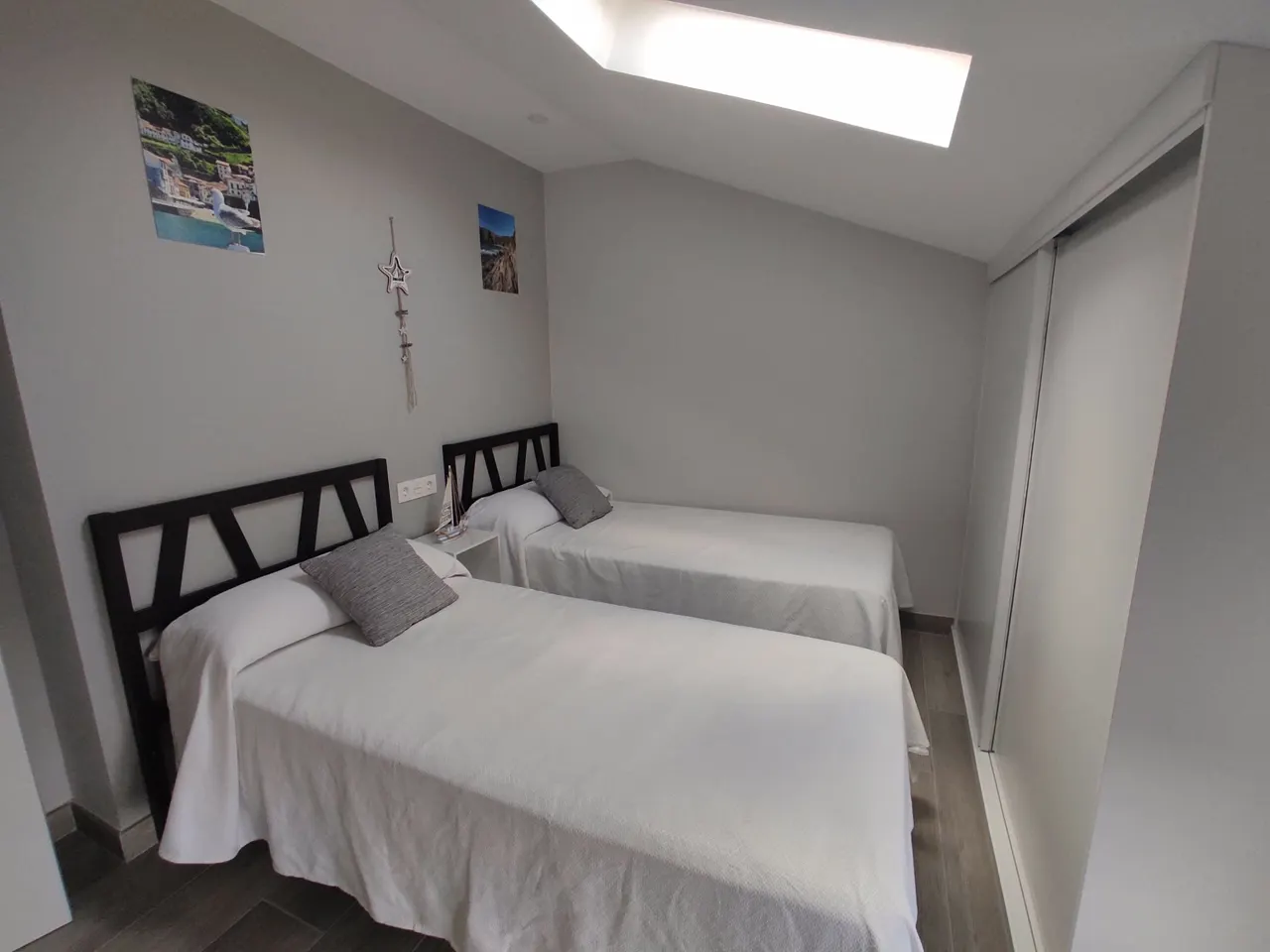 Twin bedroom under the skylight
