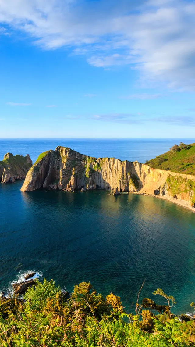 Cliffs and turquoise water at Silencio Beach